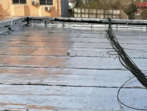 沧州卫生间漏水维修公司分享下沧州屋面楼顶防水刚性防水层施工要点。